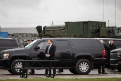 Garde du corps du Premier ministre du Canada, ce franco-canadien veille sur la rencontre Macron-Carney chez lui à Saint-Pierre et Miquelon