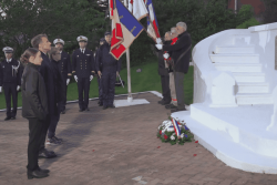 Emmanuel Macron rend hommage aux soldats des deux guerres mondiales lors d'une cérémonie au monument aux Morts de Saint-Pierre
