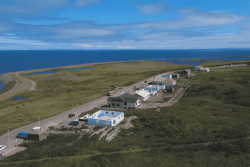 Emmanuel Macron à Miquelon : emploi, démographie et isolement du village au cœur des attentes
