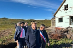 "Nous sommes fiers d’être pionniers et fiers d’être français" : Emmanuel Macron rencontre les premiers déplacés climatiques