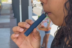 "Certains se cachent dans les toilettes du lycée", malgré leur interdiction aux mineurs, les jeunes toujours séduits par les cigarettes électroniques