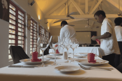 "J'ai l'impression d'être dans un quatre ou cinq étoiles", les élèves du lycée polyvalent de Kawéni apprennent l'excellence en cuisine et en salle