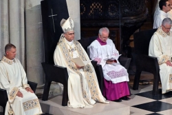 Le pape Léon XIV a fait référence aux Outre-mer lors de son passage à la cathédrale Notre-Dame de Paris