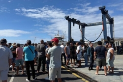 Accusés de concurrence déloyale par les professionnels, les pêcheurs plaisanciers en colère sur le port de Saint-Pierre