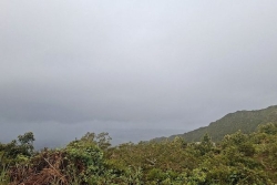La Réunion : le soleil matinal, se maintient l'après-midi sur le Nord et Est et disparaît sur l'intérieur, l'Ouest, le Sud-Ouest
