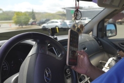 Téléphone au volant : un code de la route beaucoup plus clément en Nouvelle-Calédonie que dans l'Hexagone