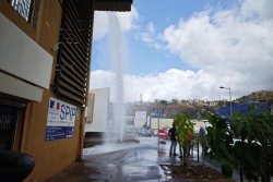 Une tractopelle brise une canalisation à Kawéni, un puissant jet d'eau s'échappe