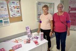 "Il faut au moins passer deux minutes sur chaque sein" : un atelier d’autopalpation pour Octobre rose