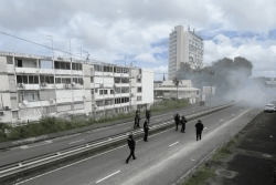 "On voulait simplement manifester" : une lycéenne de 16 ans blessée à la tête, sa mère évoque un tir de LBD