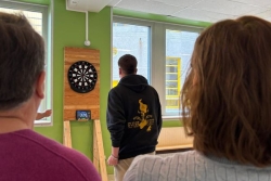 "On apprend à se connaître" : jeunes et retraités jouent aux fléchettes pour la Semaine bleue
