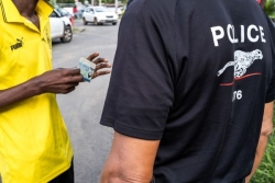 "Le principal obstacle, c'est la PAF", la peur des expulsions éloigne les malades du VIH des soins à Mayotte