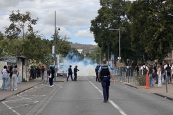Mobilisation lycéenne : un grand rassemblement devant le lycée Louis-Payen dans l'Ouest, ambiance tendue à Saint-André