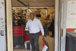 "On ne rentre dans les magasins que par nécessité", les retraités mahorais se serrent la ceinture face à la vie chère