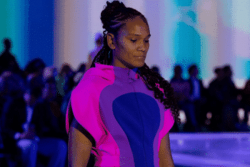 "Fière d'avoir osé", la footballeuse Wendy Renard défile pour la première fois à la Fashion Week de Paris