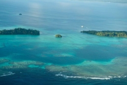 Îles Salomon : un avion militaire français largue du matériel de secours pour un ferry en détresse