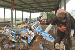 De la vague au guidon : quand l'ex-champion de bodyboard Gérard Itema se reconvertit en champion de motocross !