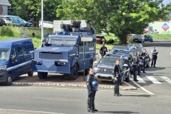 VIDEO. Déblocage de Jarry : face-à-face tendu entre gendarmes et militants mobilisés