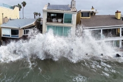 En Californie, la houle de la tempête Rachel laisse des maisons au bord de l'effondrement