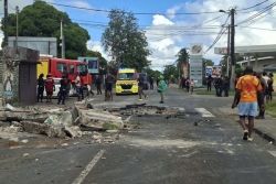 Mobilisation en Guadeloupe : la tension monte à Sainte-Rose, des policiers blessés à Basse-Terre