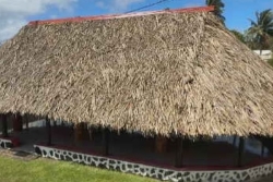 À Wallis, deux artisans de Futuna perpétuent l'art ancestral du fale traditionnel et du brêlage en fibre de kafa