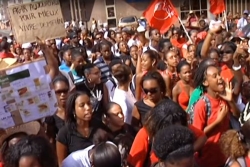 "Rien ne va plus" : une manifestante martiniquaise lors de la mobilisation historique contre la vie chère en 2009