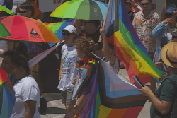 Marche des fiertés : la communauté LGBTQIA+ célèbre ses avancées et rappelle que le chemin est encore long