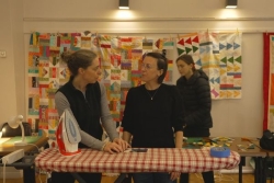"C'est intéressant d'avoir quelqu'un qui essaie des choses et qui vient nous les enseigner": les piqueuses de brume accueillent toute cette fin de semaine une professionnelle du patchwork.