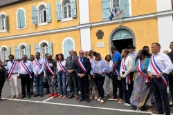 Des élus de Saint-Pierre manifestent devant l’hôtel de ville leur solidarité aux maires victimes de violence