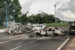 PHOTOS. Barrages en Martinique : blocages, incendies, affrontement... une nouvelle nuit agitée