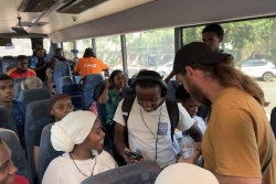 Des jeunes jouent dans un film pour sensibiliser aux caillassages