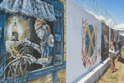 Festival Atip'art : les artistes de Muzé Laru prenne d'assaut le mur de la gendarmerie de Macouria pour une fresque d'une centaine de mètres
