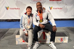 Champion du monde, vice-champion et médaille de bronze : le Calédonien Axel Raymond brille aux mondiaux masters de force athlétique