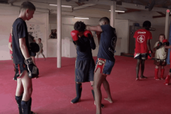 À Saint-Laurent du Maroni, les jeunes s’initient à la boxe thaïlandaise pendant les vacances
