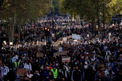 "J'ai pas envie d'annoncer à mes parents qu'il me manque un œil, une jambe" : à Paris certains étudiants ultramarins hésitent à manifester