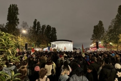 "On peut sortir de chez soi et se faire tuer" : l'émotion des Ultramarins au rassemblement parisien en hommage aux victimes de l'attentat raciste de Trappes