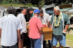 Vive émotion à Raiatea lors de l'inhumation de Poroi Tenania, un des deux pêcheurs décédé au large de Huahine