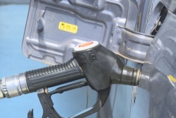 Le litre d’essence franchit la barre des 200 F, le gazole la retrouve