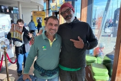 Les skippers guadeloupéens David Ducosson et Yannick Rebuffat à la rencontre du public, avant le départ de la Route du Rhum