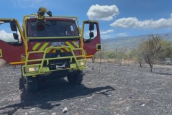 Incendie de Saint-Paul : les rafales de vent réactivent les fumerolles, les sapeurs-pompiers restent mobilisés