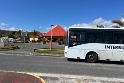 Lifou : les transporteurs scolaires durcissent leur mouvement, huit bus bloquent une voie devant les institutions