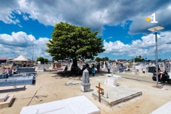 « Tout le monde viendra à la dernière minute » : pourquoi les préparatifs de la Toussaint tournent au ralenti au cimetière de Saint-Laurent-du-Maroni