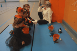 "Il faut toujours se réinventer" : petits monstres et sorcières se défient dans huit jeux d’Halloween
